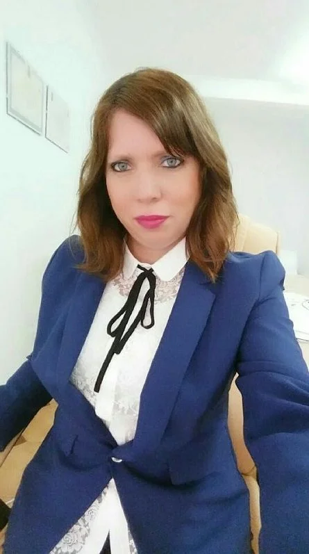 Iuliana Ilie, traductora jurada de rumano, en su oficina