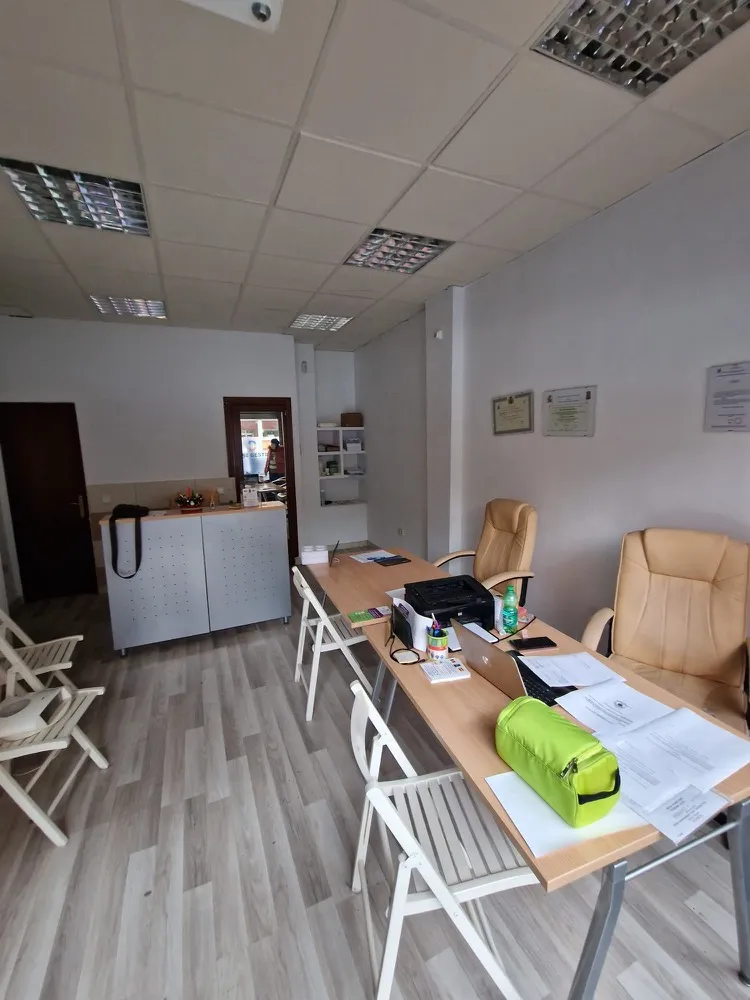 Interior de la oficina, con los títulos oficiales en la pared